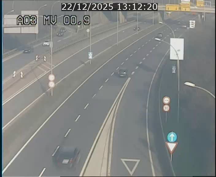 Traffic live webcam Luxembourg Croix de Gasperich - A3 - BK 0.4 - direction Luxembourg