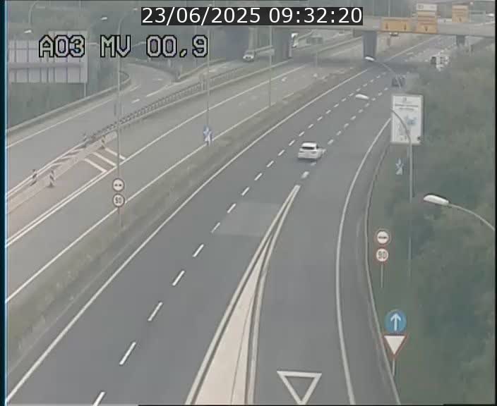 <h2>Traffic live webcam Luxembourg Croix de Gasperich - A3 - BK 0.4 - direction Luxembourg</h2>