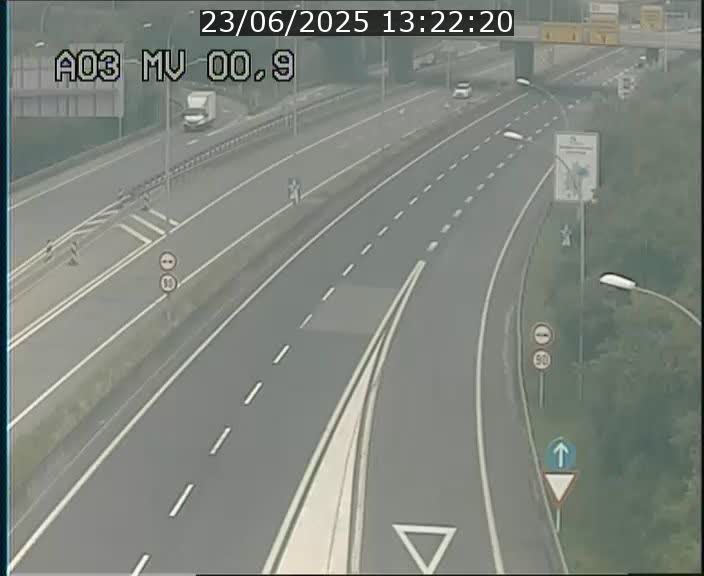 <h2>Traffic live webcam Luxembourg Croix de Gasperich - A3 - BK 0.4 - direction Luxembourg</h2>