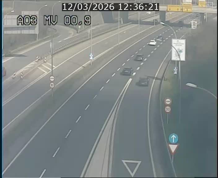 Traffic live webcam Luxembourg Croix de Gasperich - A3 - BK 0.4 - direction Luxembourg
