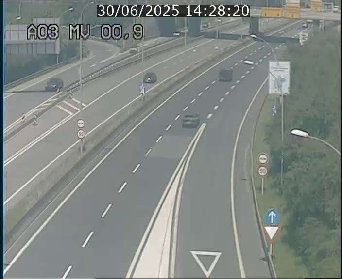 <h2>Traffic live webcam Luxembourg Croix de Gasperich - A3 - BK 0.4 - direction Luxembourg</h2>