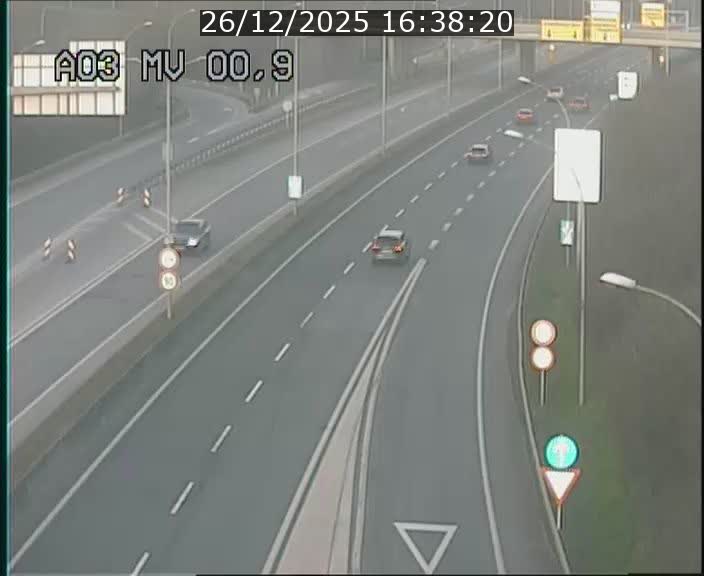 <h2>Traffic live webcam Luxembourg Croix de Gasperich - A3 - BK 0.4 - direction Luxembourg</h2>