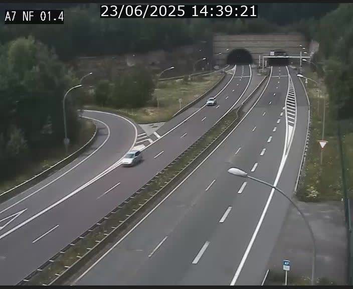 <h2>Caméra autoroute Luxembourg A7 - Echangeur Waldhaff - direction Tunnel Stafelter</h2>
