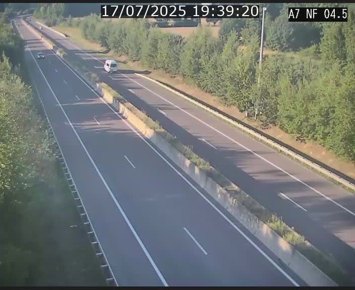 <h2>Caméra autoroute Luxembourg A7 - Passage à gibier Rëngelbour - direction Tunnel Grouft</h2>