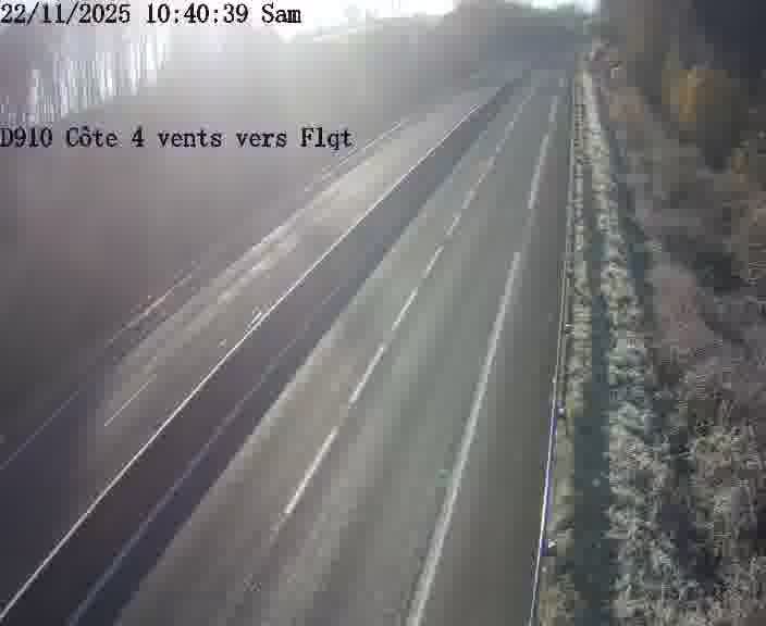 <h2>Webcam sur la D910 située dans la Côte des 4 vents. Vue orientée vers le haut de la côte, vers Faulquemont</h2>