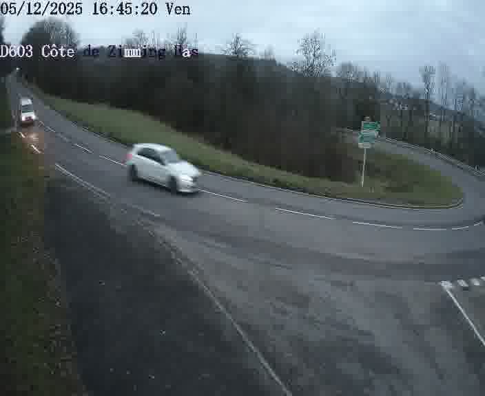 <h2>Webcam sur la D603 située dans la Côté de Zimming-bas, dans le virage en demi-tour, à la jonction avec la D74</h2>