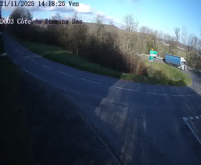 <h2>Webcam sur la D603 située dans la Côté de Zimming-bas, dans le virage en demi-tour, à la jonction avec la D74</h2>