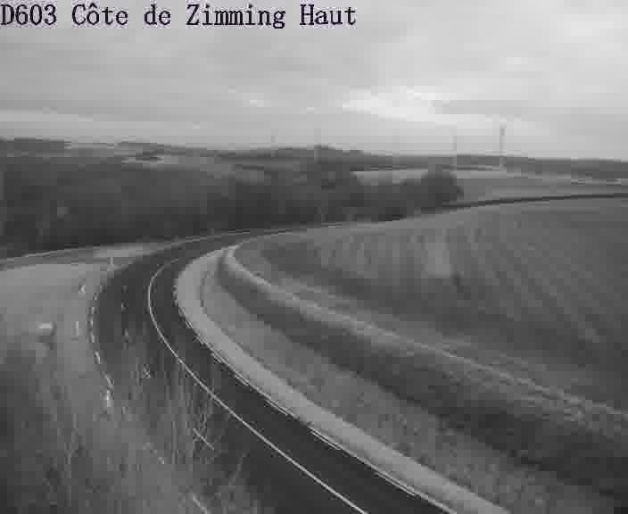 <h2>Webcam sur la D603 située en haut de la Côte de Zimming. Vue orientée vers Saint-Avold.</h2>
