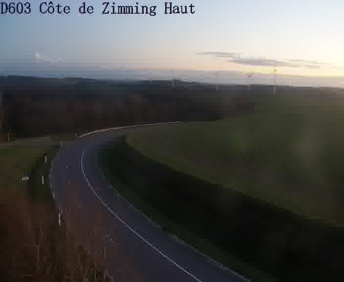 <h2>Webcam sur la D603 située en haut de la Côte de Zimming. Vue orientée vers Saint-Avold.</h2>