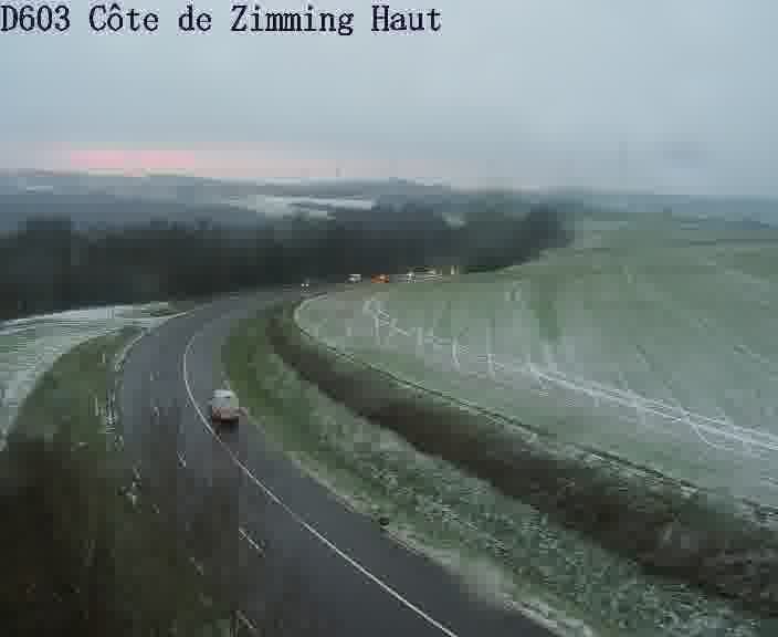 <h2>Webcam sur la D603 située en haut de la Côte de Zimming. Vue orientée vers Saint-Avold.</h2>