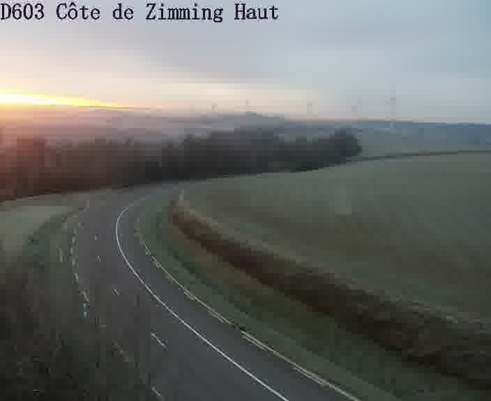 <h2>Webcam sur la D603 située en haut de la Côte de Zimming. Vue orientée vers Saint-Avold.</h2>