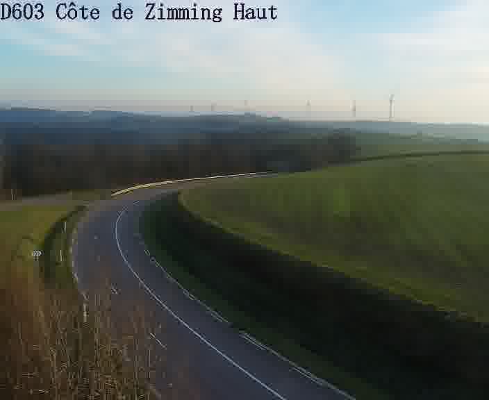 <h2>Webcam sur la D603 située en haut de la Côte de Zimming. Vue orientée vers Saint-Avold.</h2>