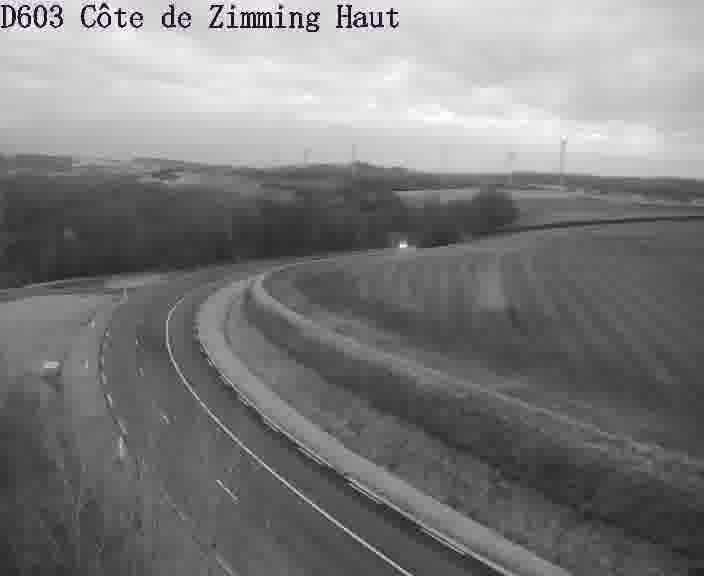 <h2>Webcam sur la D603 située en haut de la Côte de Zimming. Vue orientée vers Saint-Avold.</h2>