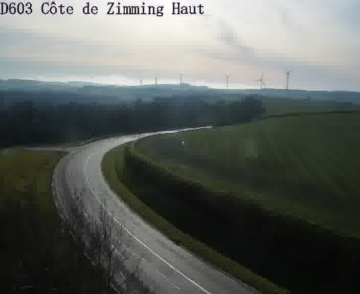 <h2>Webcam sur la D603 située en haut de la Côte de Zimming. Vue orientée vers Saint-Avold.</h2>