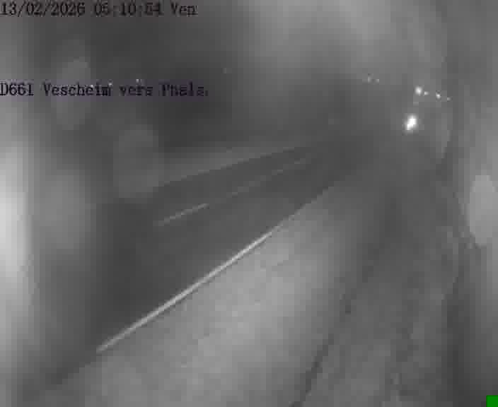 Caméra routière située sur D661 (France) à Vescheim, orientée vers Phalsbourg, surveillant en continu la circulation locale et régionale.