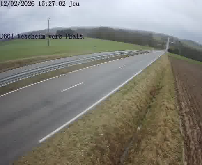 <h2>Caméra routière située sur D661 (France) à Vescheim, orientée vers Phalsbourg, surveillant en continu la circulation locale et régionale.</h2>