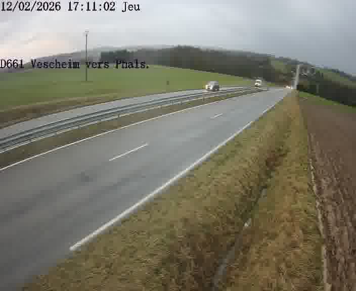 <h2>Caméra routière située sur D661 (France) à Vescheim, orientée vers Phalsbourg, surveillant en continu la circulation locale et régionale.</h2>