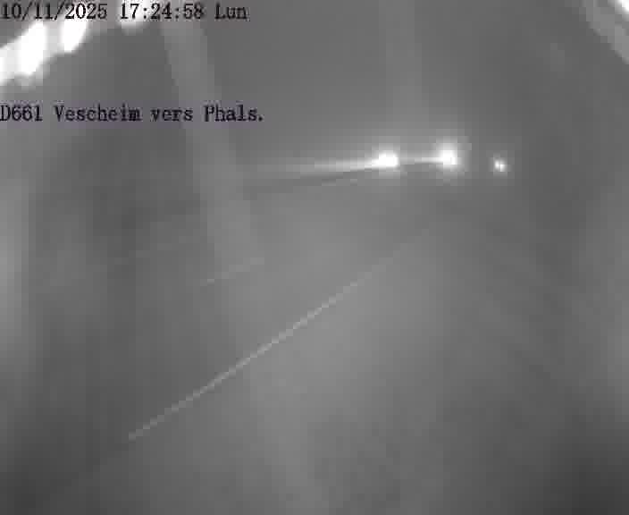 Caméra routière située sur D661 (France) à Vescheim, orientée vers Phalsbourg, surveillant en continu la circulation locale et régionale.