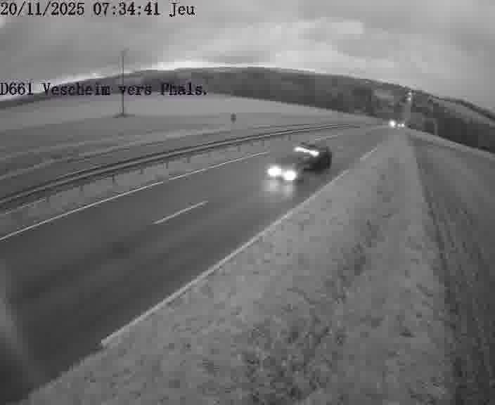 Caméra routière située sur D661 (France) à Vescheim, orientée vers Phalsbourg, surveillant en continu la circulation locale et régionale.