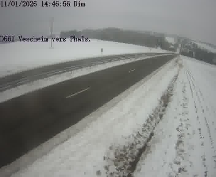 <h2>Caméra routière située sur D661 (France) à Vescheim, orientée vers Phalsbourg, surveillant en continu la circulation locale et régionale.</h2>