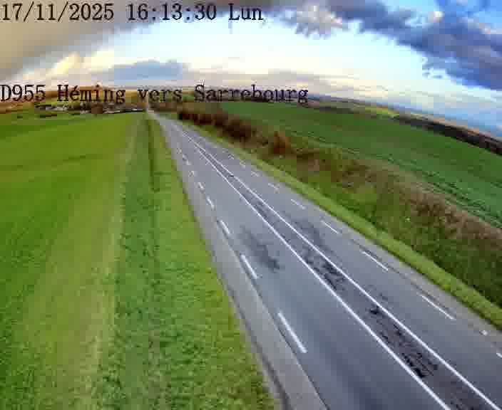<h2>Caméra routière située sur D955 (France) à Heming, orientée vers Sarrebourg, surveillant en continu la circulation locale et régionale.</h2>