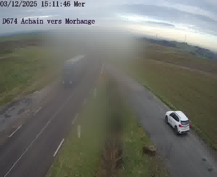 Caméra de trafic sur D674 (France) à Achain, orientée vers Morhange, permettant d’évaluer fluidité, incidents et densité automobile.
