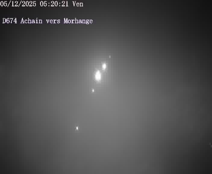 <h2>Caméra de trafic sur D674 (France) à Achain, orientée vers Morhange, permettant d’évaluer fluidité, incidents et densité automobile.</h2>