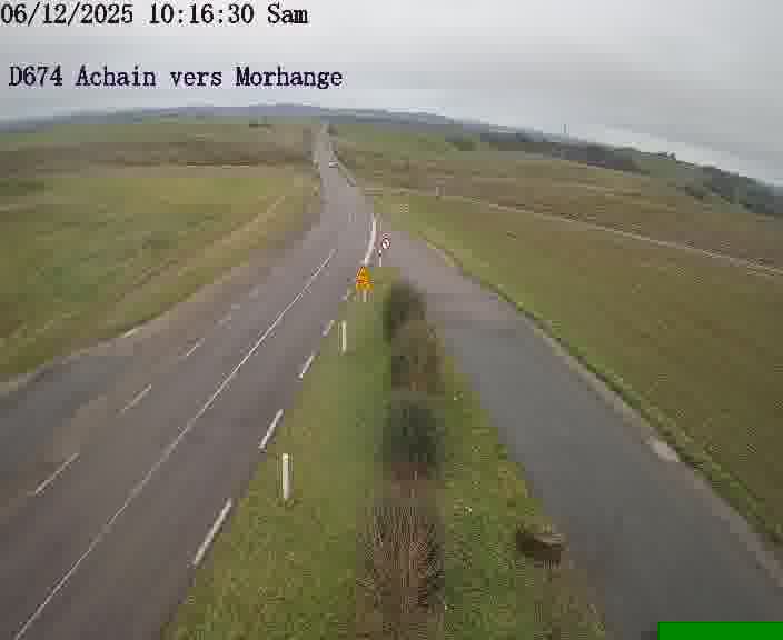 <h2>Caméra de trafic sur D674 (France) à Achain, orientée vers Morhange, permettant d’évaluer fluidité, incidents et densité automobile.</h2>