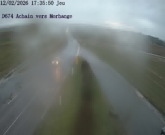 <h2>Caméra de trafic sur D674 (France) à Achain, orientée vers Morhange, permettant d’évaluer fluidité, incidents et densité automobile.</h2>