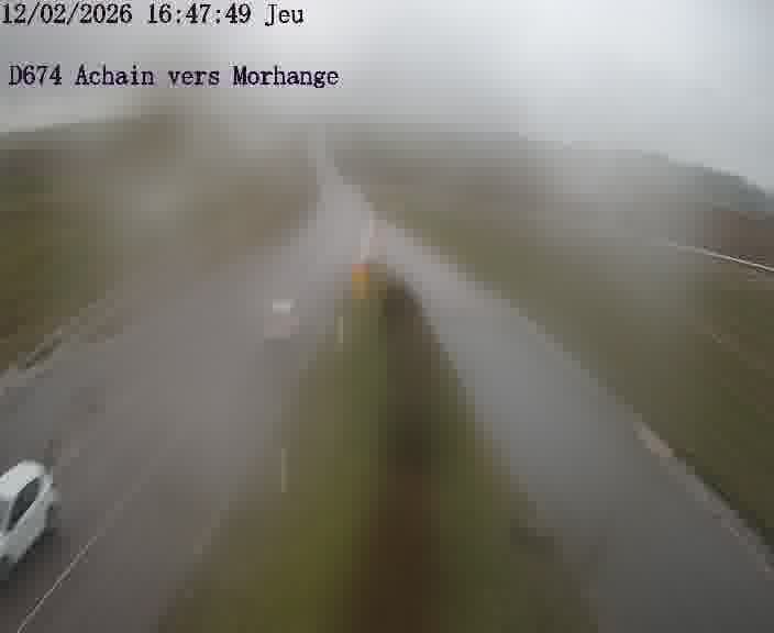 <h2>Caméra de trafic sur D674 (France) à Achain, orientée vers Morhange, permettant d’évaluer fluidité, incidents et densité automobile.</h2>