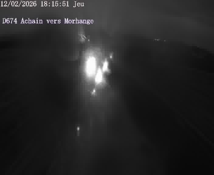 Caméra de trafic sur D674 (France) à Achain, orientée vers Morhange, permettant d’évaluer fluidité, incidents et densité automobile.