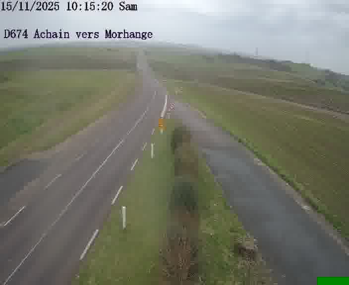 <h2>Caméra de trafic sur D674 (France) à Achain, orientée vers Morhange, permettant d’évaluer fluidité, incidents et densité automobile.</h2>