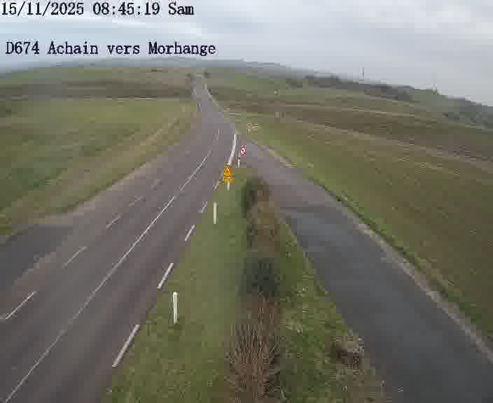 <h2>Caméra de trafic sur D674 (France) à Achain, orientée vers Morhange, permettant d’évaluer fluidité, incidents et densité automobile.</h2>