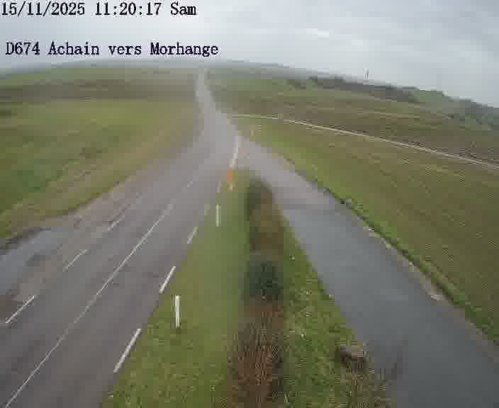 <h2>Caméra de trafic sur D674 (France) à Achain, orientée vers Morhange, permettant d’évaluer fluidité, incidents et densité automobile.</h2>