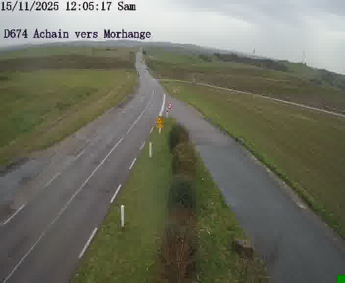 <h2>Caméra de trafic sur D674 (France) à Achain, orientée vers Morhange, permettant d’évaluer fluidité, incidents et densité automobile.</h2>
