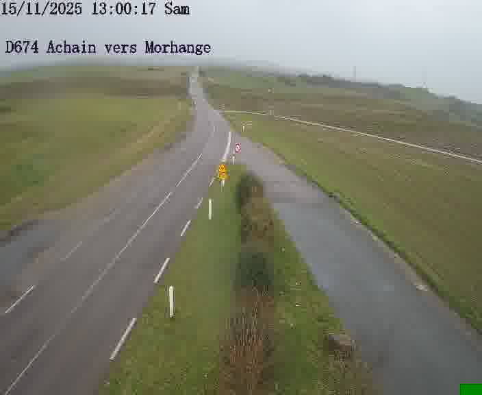 <h2>Caméra de trafic sur D674 (France) à Achain, orientée vers Morhange, permettant d’évaluer fluidité, incidents et densité automobile.</h2>