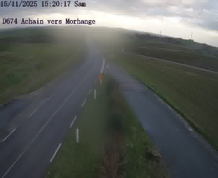 <h2>Caméra de trafic sur D674 (France) à Achain, orientée vers Morhange, permettant d’évaluer fluidité, incidents et densité automobile.</h2>