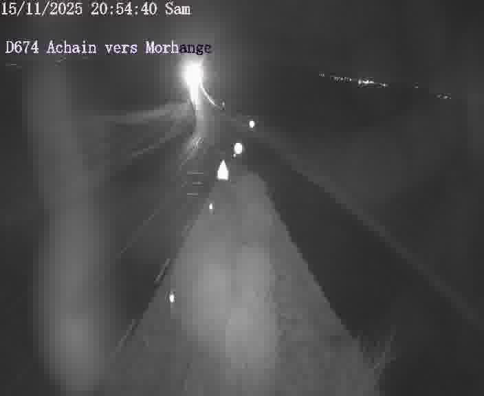 <h2>Caméra de trafic sur D674 (France) à Achain, orientée vers Morhange, permettant d’évaluer fluidité, incidents et densité automobile.</h2>