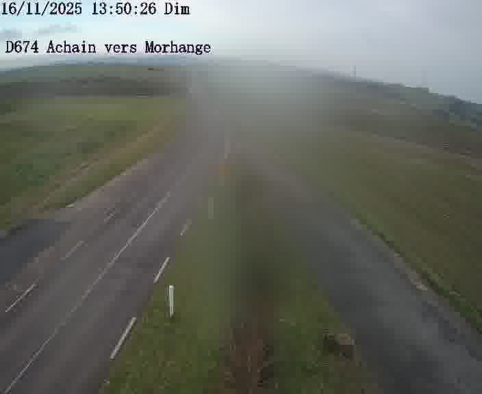 <h2>Caméra de trafic sur D674 (France) à Achain, orientée vers Morhange, permettant d’évaluer fluidité, incidents et densité automobile.</h2>