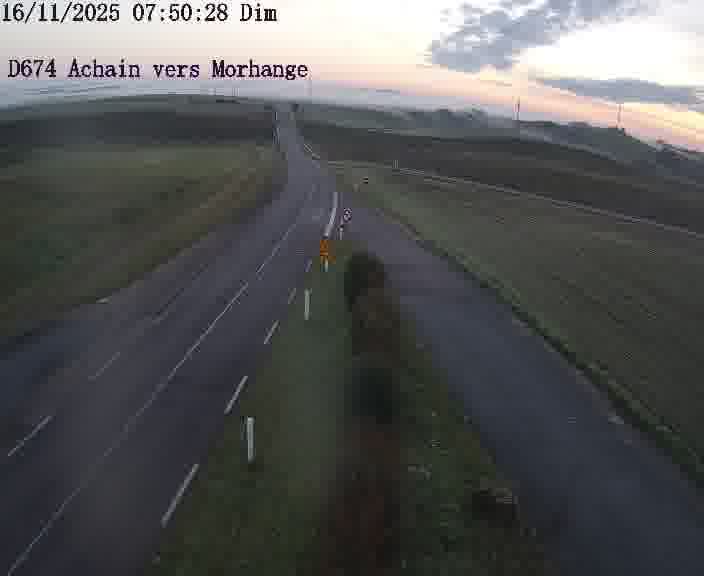 <h2>Caméra de trafic sur D674 (France) à Achain, orientée vers Morhange, permettant d’évaluer fluidité, incidents et densité automobile.</h2>