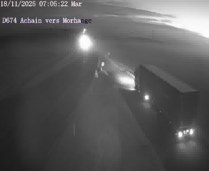 <h2>Caméra de trafic sur D674 (France) à Achain, orientée vers Morhange, permettant d’évaluer fluidité, incidents et densité automobile.</h2>