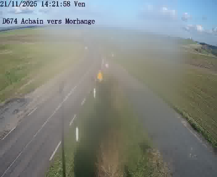 <h2>Caméra de trafic sur D674 (France) à Achain, orientée vers Morhange, permettant d’évaluer fluidité, incidents et densité automobile.</h2>