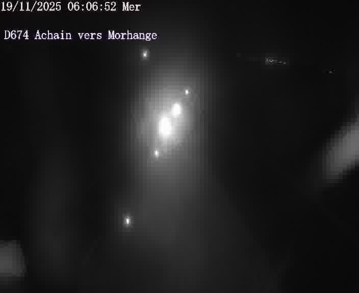 <h2>Caméra de trafic sur D674 (France) à Achain, orientée vers Morhange, permettant d’évaluer fluidité, incidents et densité automobile.</h2>