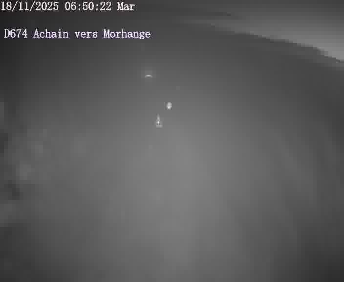<h2>Caméra de trafic sur D674 (France) à Achain, orientée vers Morhange, permettant d’évaluer fluidité, incidents et densité automobile.</h2>