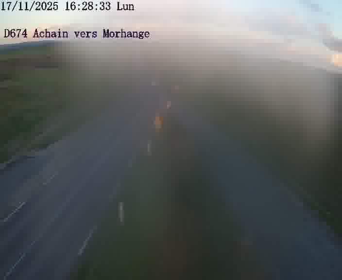 <h2>Caméra de trafic sur D674 (France) à Achain, orientée vers Morhange, permettant d’évaluer fluidité, incidents et densité automobile.</h2>