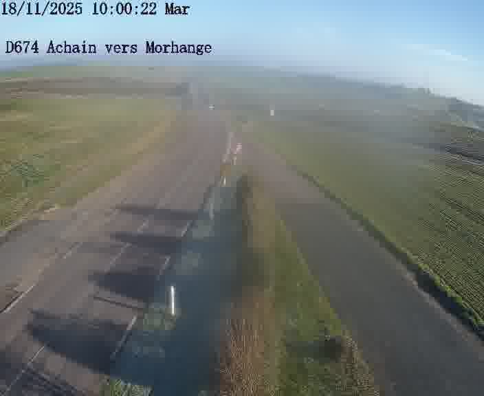 <h2>Caméra de trafic sur D674 (France) à Achain, orientée vers Morhange, permettant d’évaluer fluidité, incidents et densité automobile.</h2>