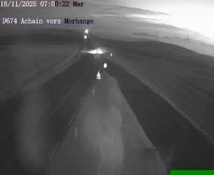 <h2>Caméra de trafic sur D674 (France) à Achain, orientée vers Morhange, permettant d’évaluer fluidité, incidents et densité automobile.</h2>