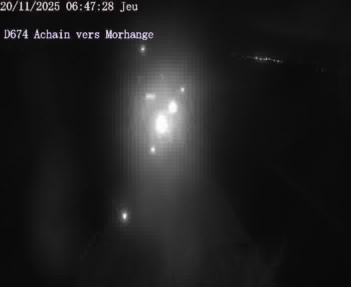 <h2>Caméra de trafic sur D674 (France) à Achain, orientée vers Morhange, permettant d’évaluer fluidité, incidents et densité automobile.</h2>