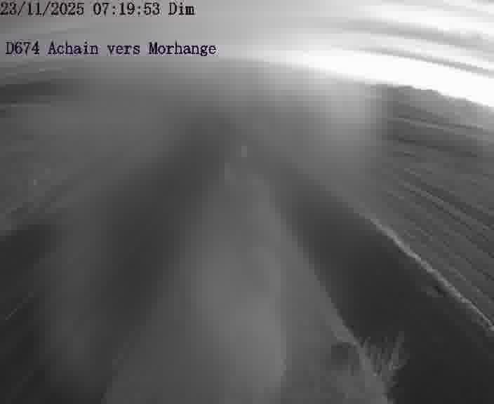 <h2>Caméra de trafic sur D674 (France) à Achain, orientée vers Morhange, permettant d’évaluer fluidité, incidents et densité automobile.</h2>