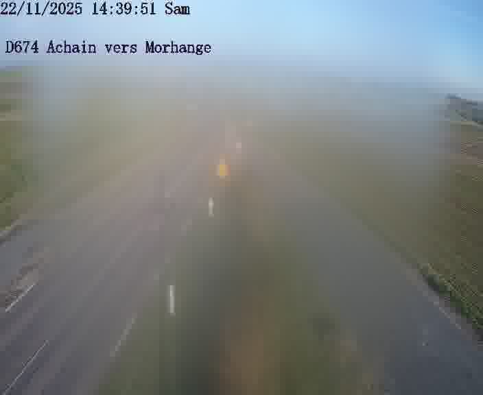 <h2>Caméra de trafic sur D674 (France) à Achain, orientée vers Morhange, permettant d’évaluer fluidité, incidents et densité automobile.</h2>